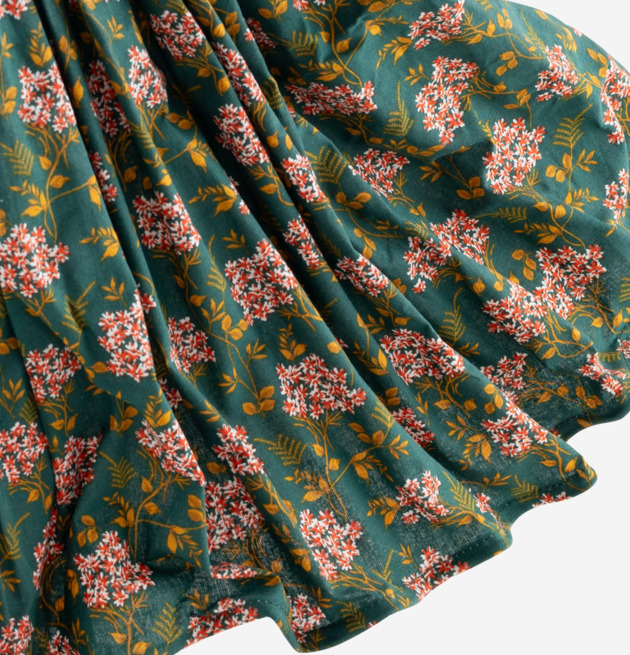 Bordslampa Altana från Skitso med träbas och grå tygskärm