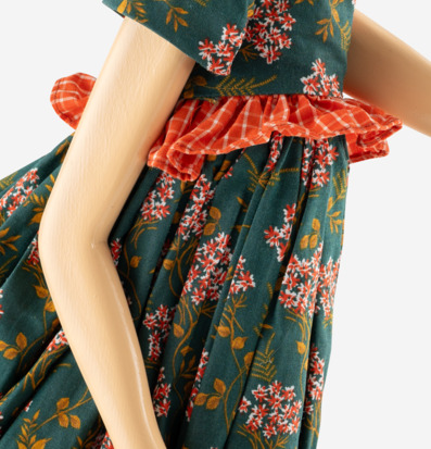 Bordslampa Altana från Skitso med klänning och blommönster