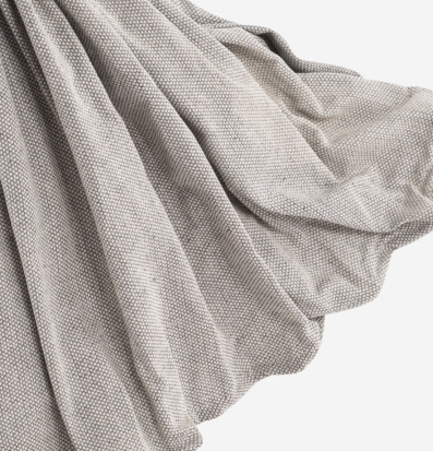 Bordslampa Linea från Skitso med en mjuk och neutral filt