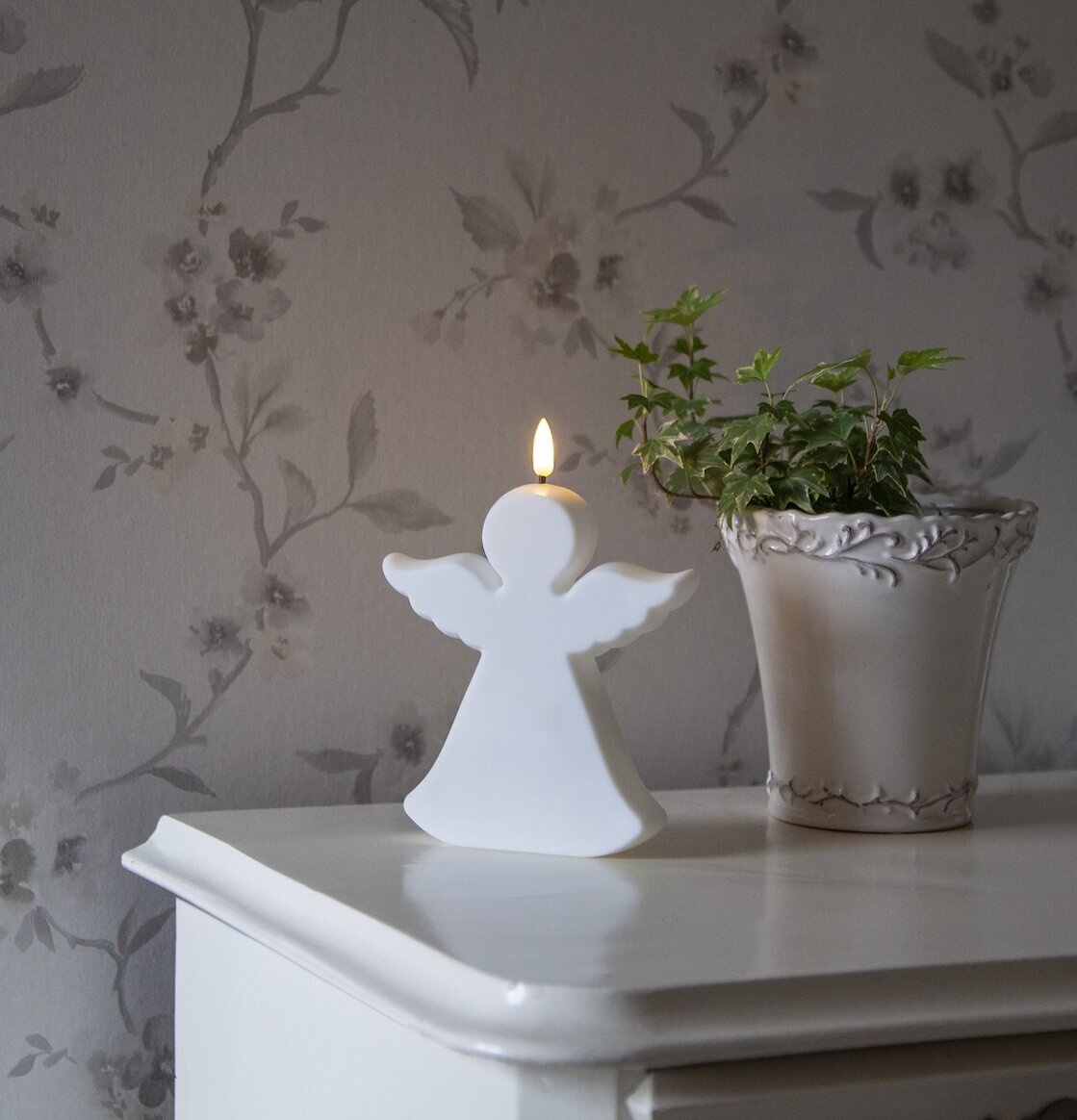 Gravljus LED Flamme Angel från Star Trading på vit möbel