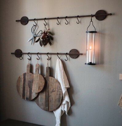 Väggstång Med Krokar från I AM Interior i kök på ljus vägg