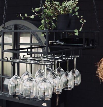 Hängande Hylla Hamra från I AM Interior med vinglashållare