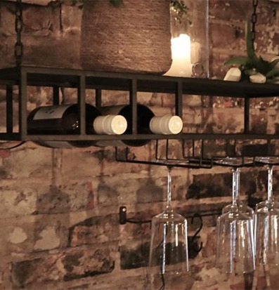 Hängande Hylla Hamra från I AM Interior i rustik miljö