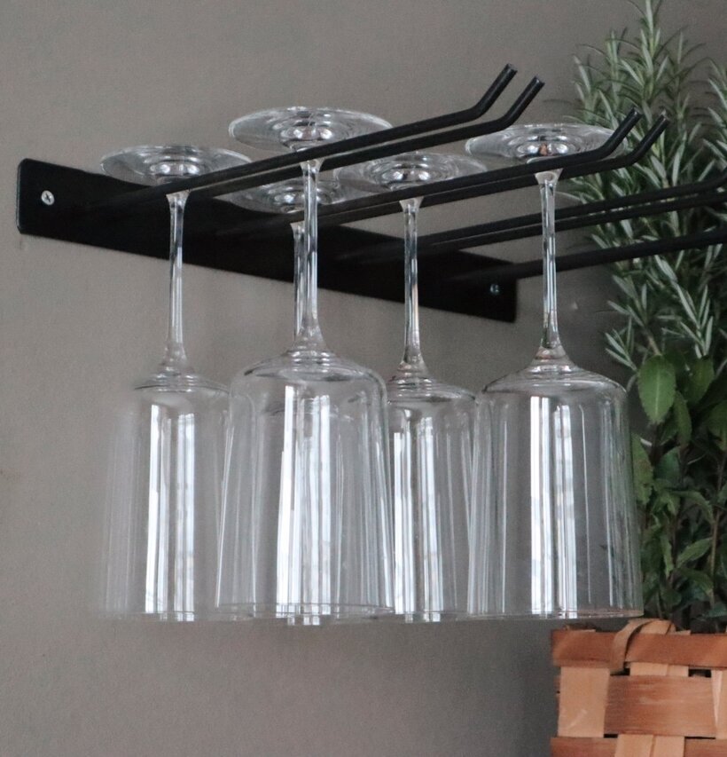 Vinglashållare från I AM Interior i svart metall under skåp