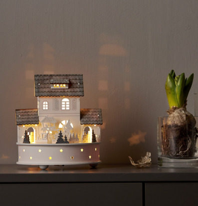 Dekoration Julhus Grauberg från Star Trading med varmt ljus