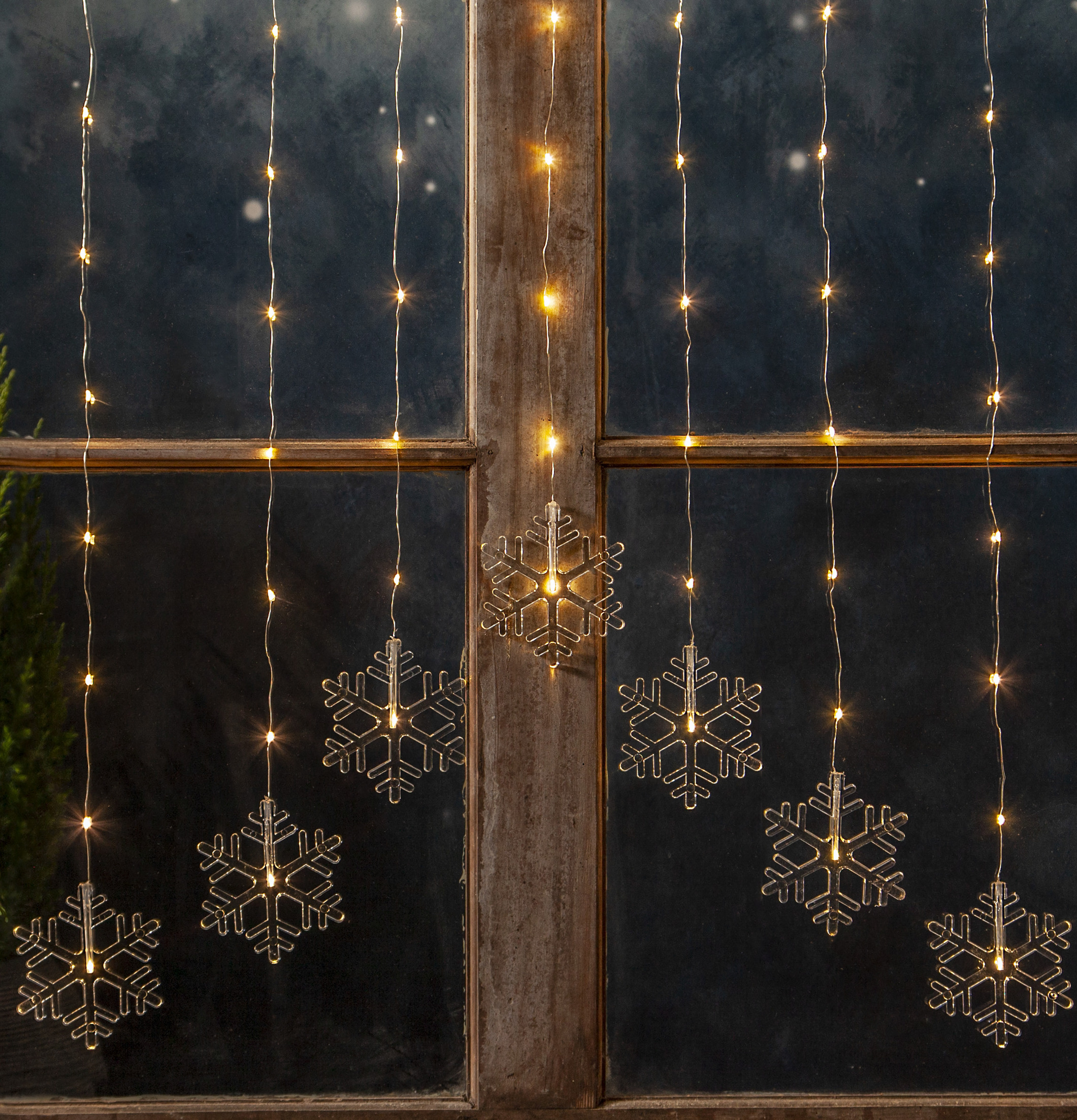 Ljusgardin Decysnowflake från Star Trading i träfönster