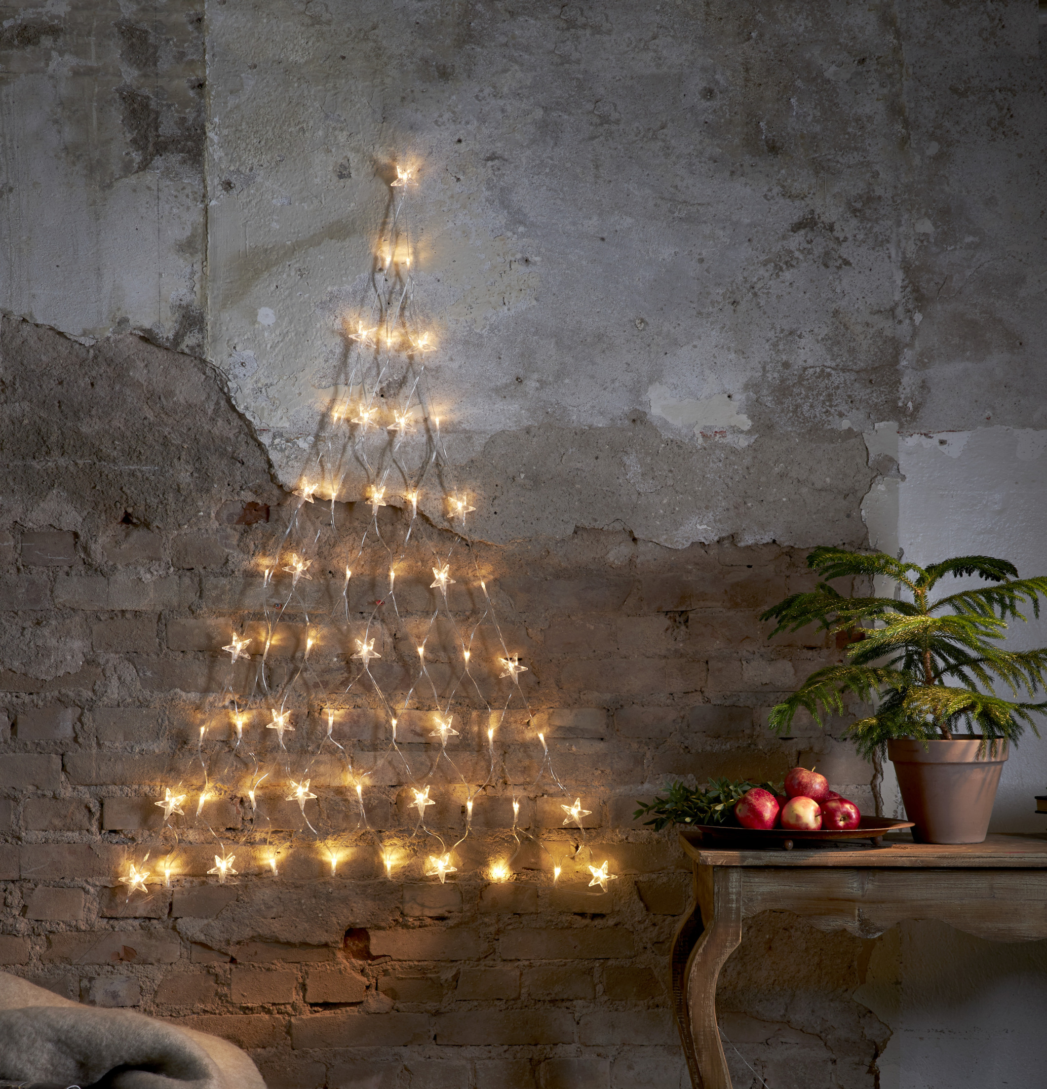 Ljusnät Star Curtain från Star Trading på rustik betongvägg