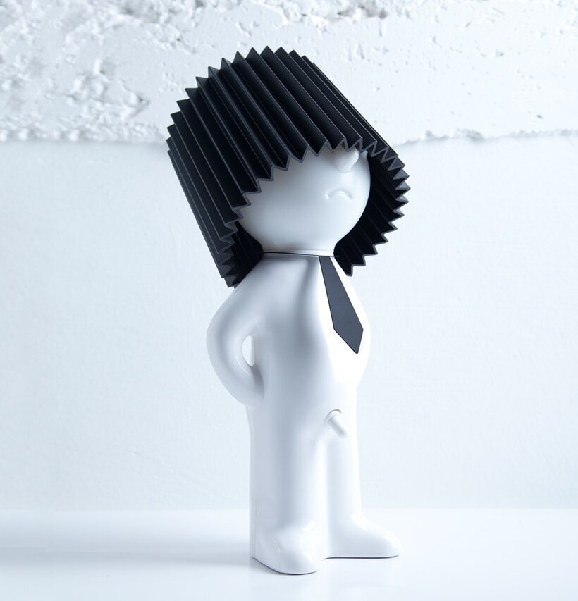 Slips till Mr.P One Man Shy från Propaganda i minimalistisk miljö