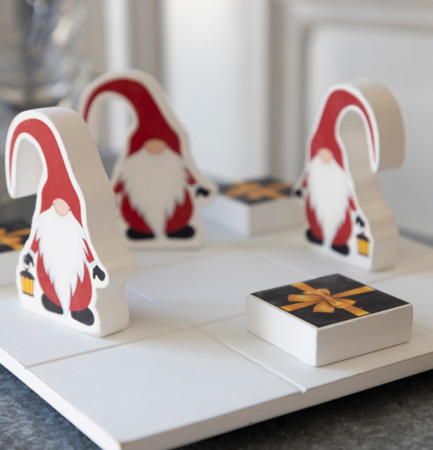 Tre i rad Tomte/Paket från Different Design på ett bord