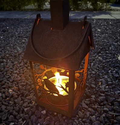 Lykta/Fågelmatare Rost från Lind Decoration på svarta stenar