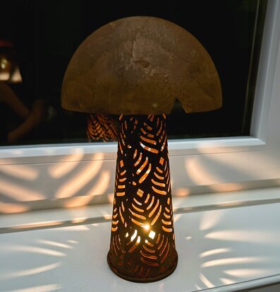 Svamp Med Ljushållare från Lind Decoration på fönsterkarm