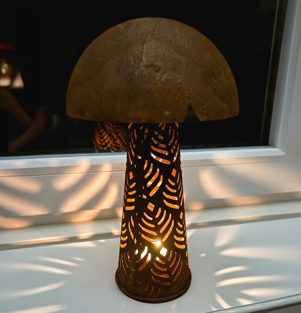 Svamp Med Ljushållare från Lind Decoration på fönsterkarm