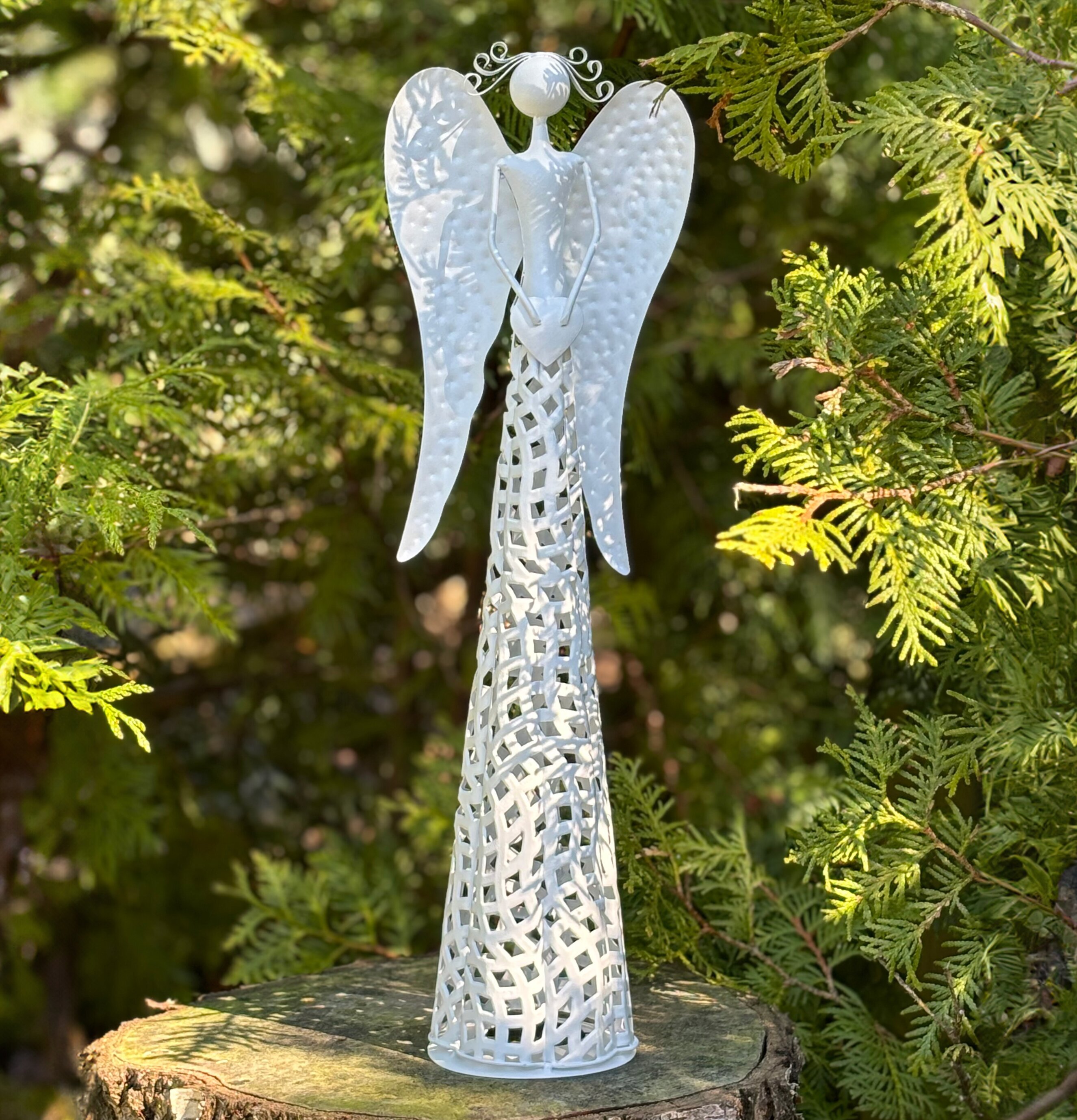 Dekoration Ängel Vit från Lind Decoration i frodig trädgård