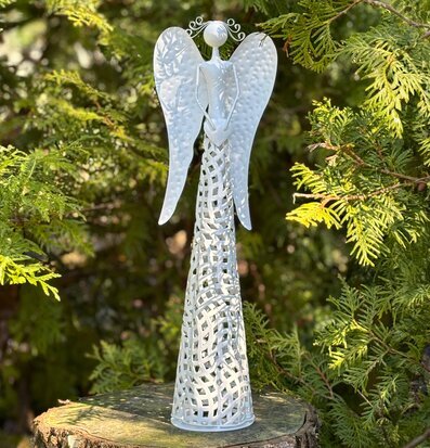 Dekoration Ängel Vit från Lind Decoration i frodig trädgård
