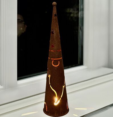 Tomte Med Värmeljushållare från Lind Decoration på fönsterbräda