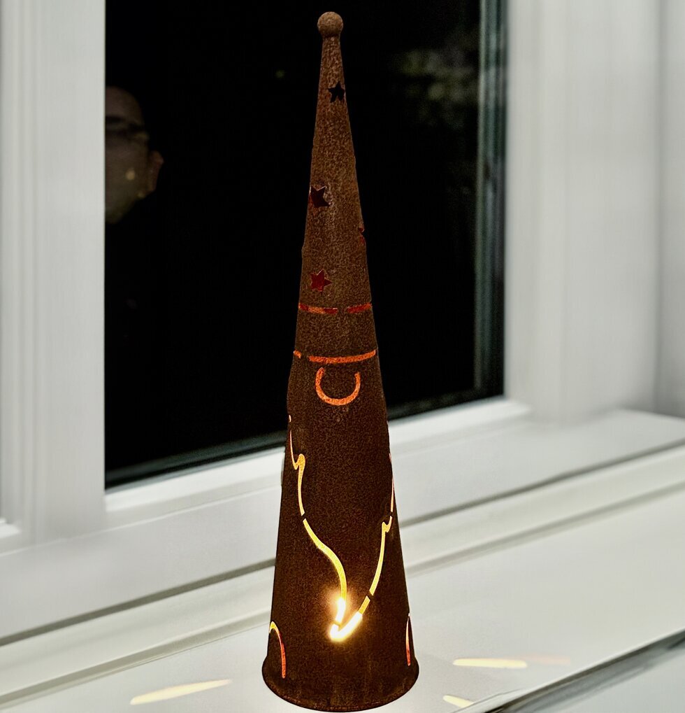 Tomte Med Värmeljushållare från Lind Decoration på fönsterbräda