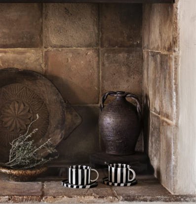 Monica Kopp Med Fat Svart från Olsson & Jensen i rustik miljö