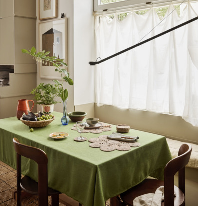 Bordstablett Anemon Natur från Dixie på grön bordsduk