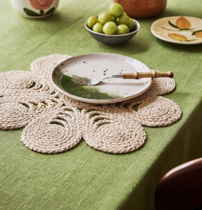 Bordstablett Anemon Natur från Dixie på grön linnelöpare