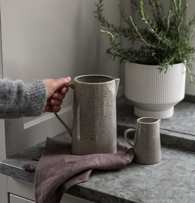 Kanna Nabbo 1 Liter från Storefactory på grå stenbänkskiva