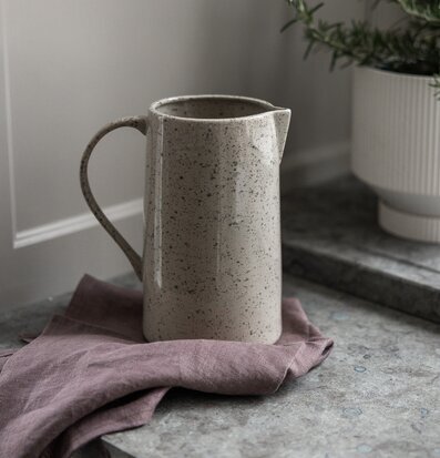 Kanna Nabbo 1 Liter från Storefactory på stilren köksbänk