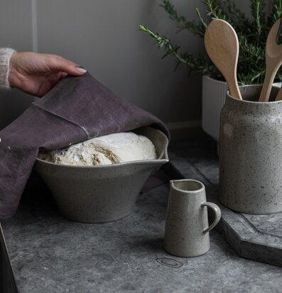 Spillkum Nabbo från Storefactory fylld med deg och linneduk