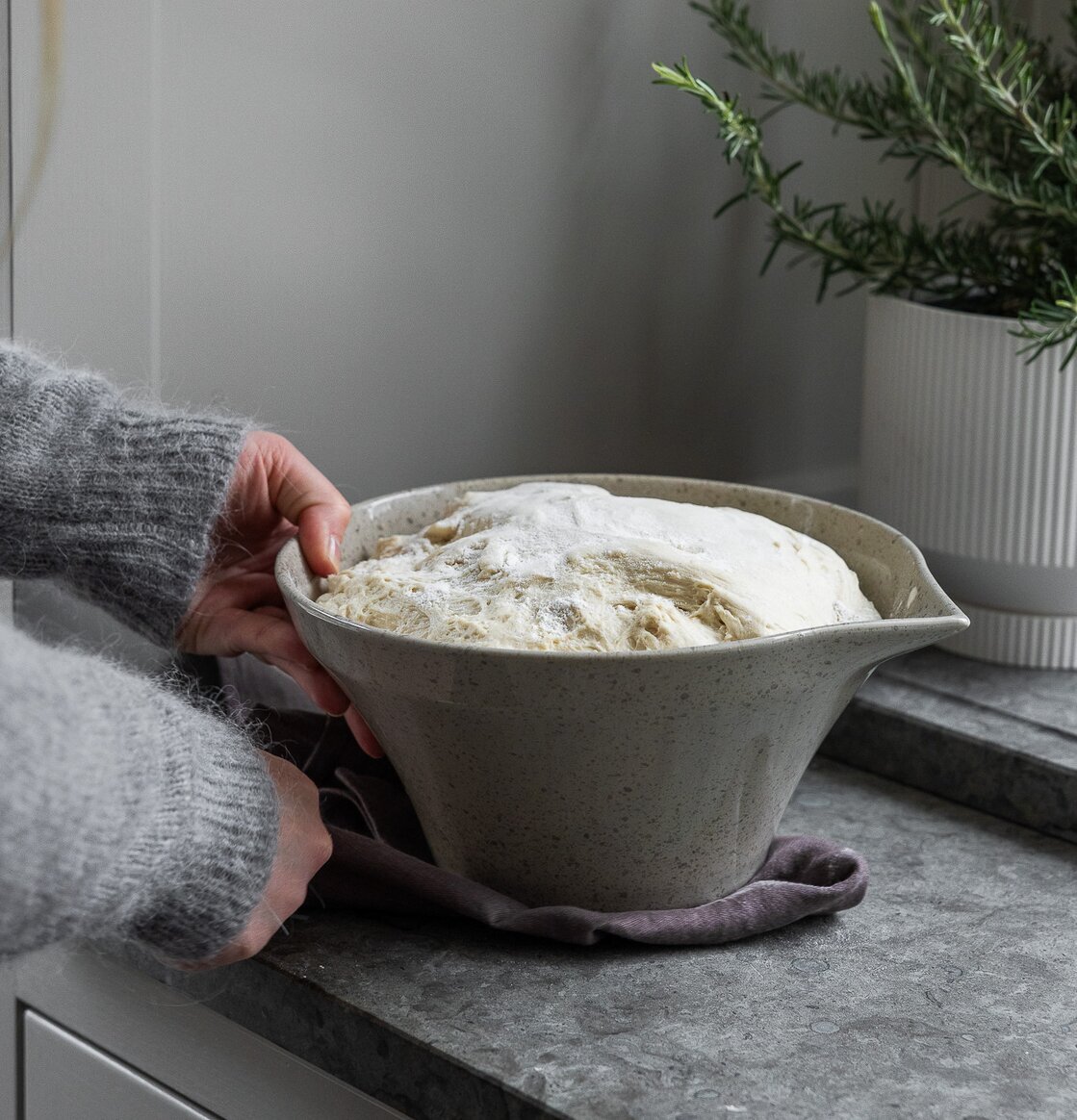 Spillkum Nabbo från Storefactory med jästdeg på köksbänk