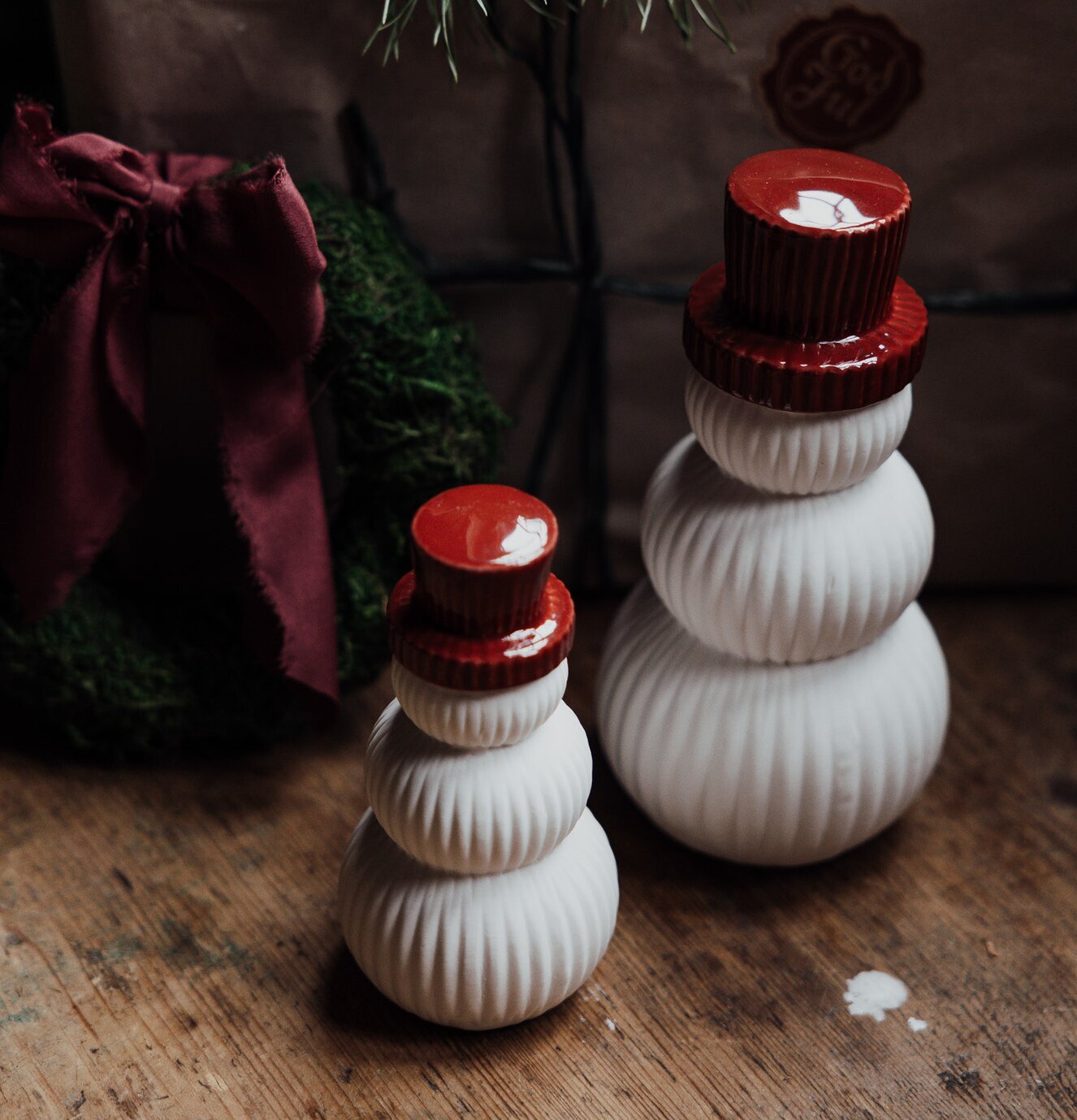 Snögubbe Frank Stor från Storefactory med röd hatt