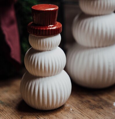 Snögubbe Frank Liten från Storefactory med röd hatt