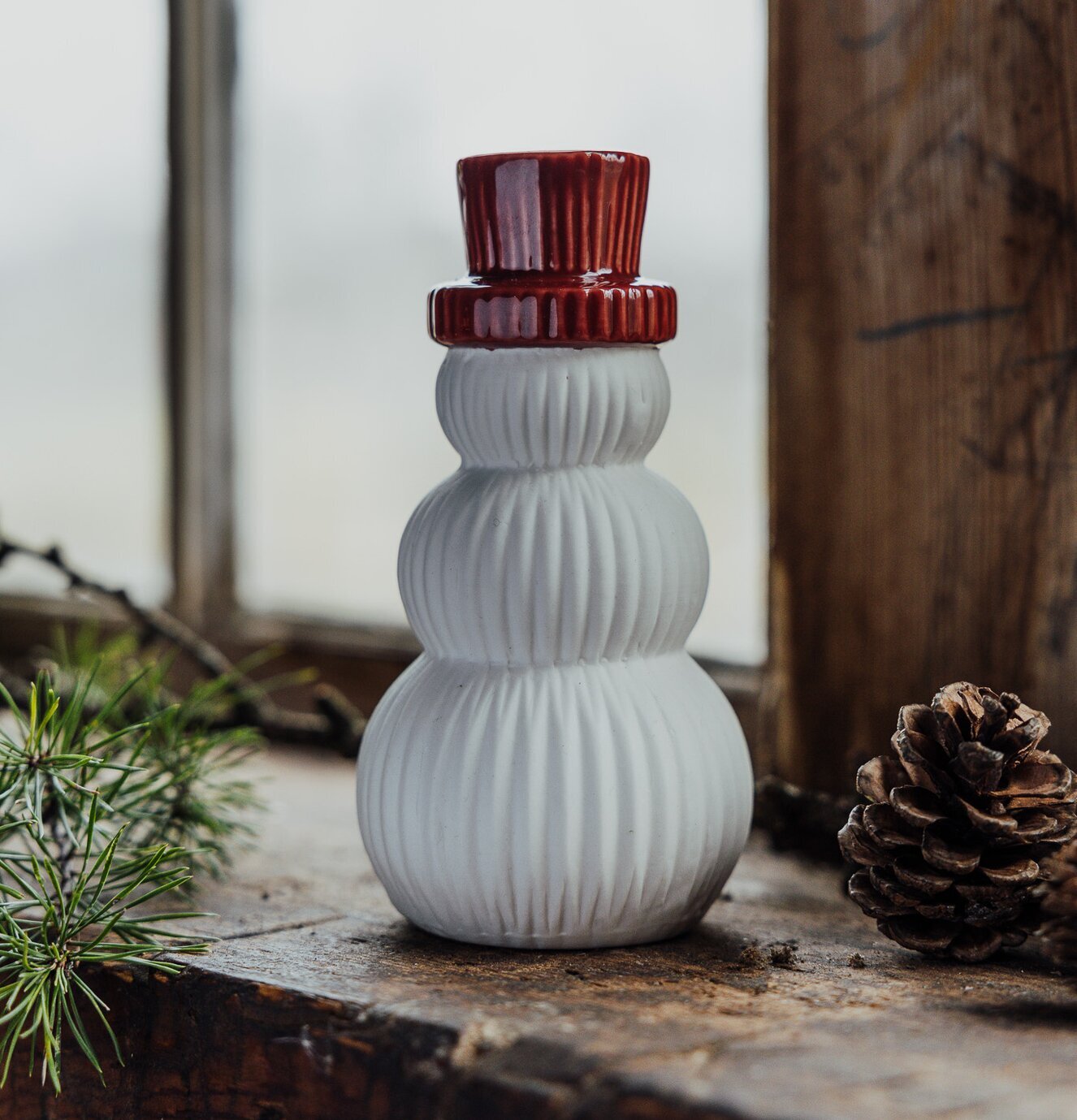 Snögubbe Frank Liten från Storefactory på rustik träyta