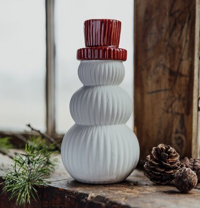 Snögubbe Frank Stor från Storefactory med röd hatt i keramik