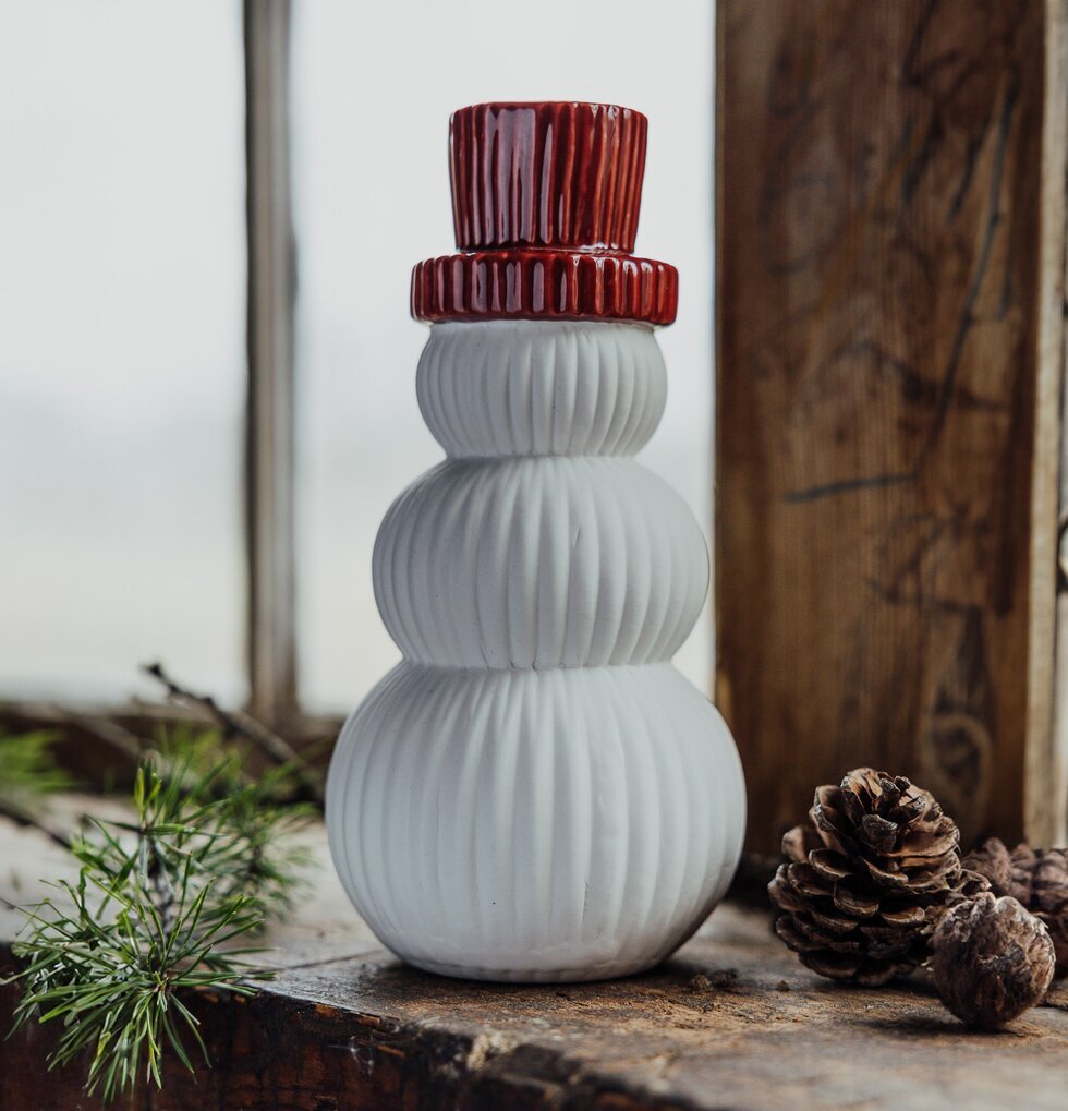 Snögubbe Frank Stor från Storefactory med röd hatt i keramik