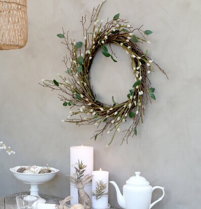 Fleur Krans från Chic Antique mot beige vägg med dekorationer