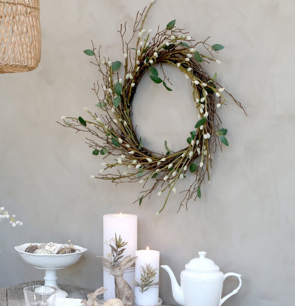 Fleur Krans från Chic Antique mot beige vägg med dekorationer