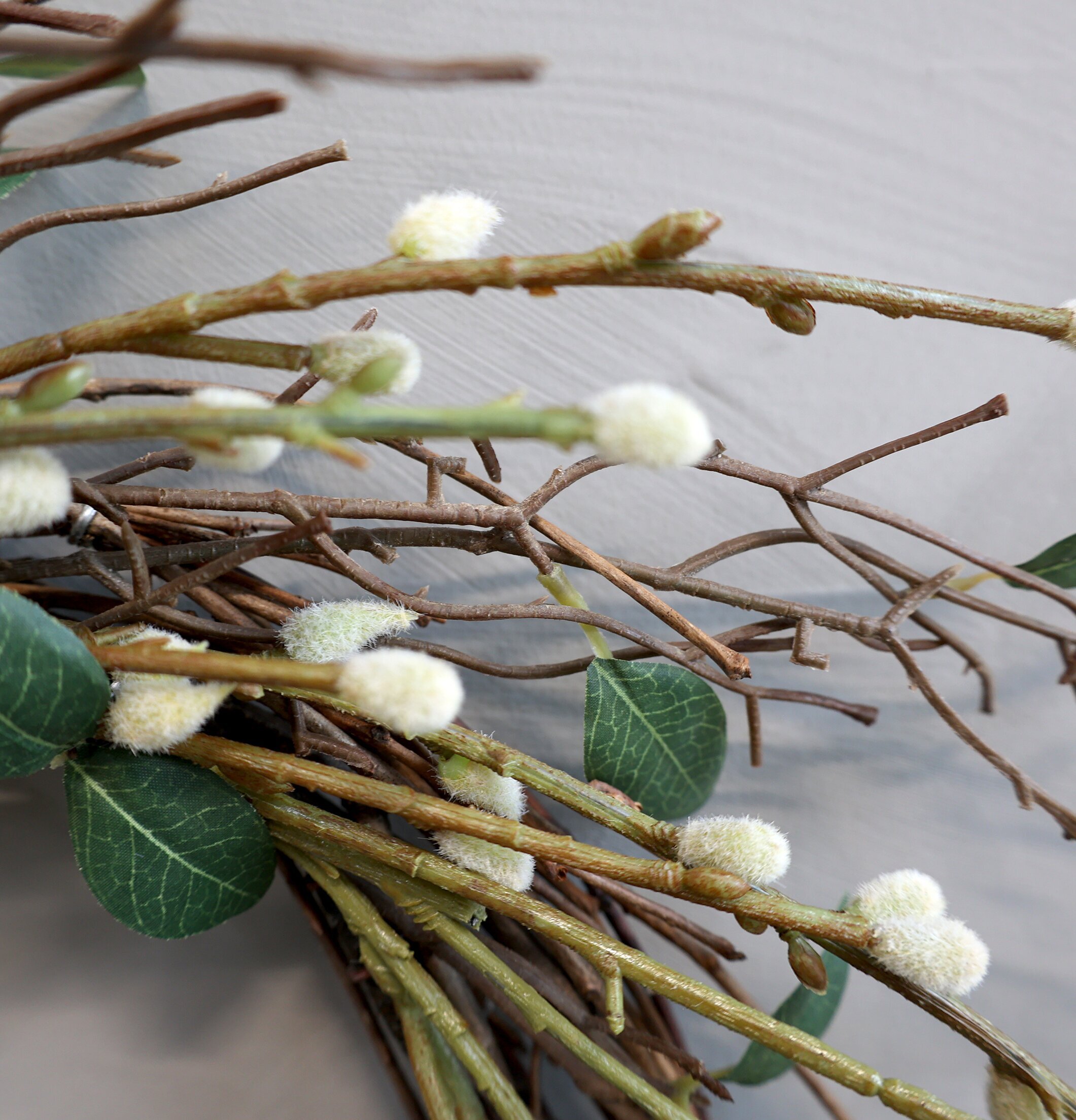 Fleur Krans från Chic Antique mot en mjukgrå vägg