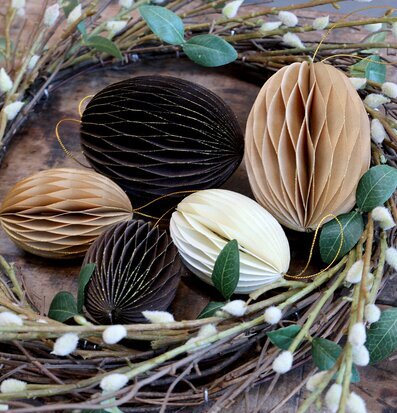 Fleur Krans från Chic Antique med detaljerade pappersägg