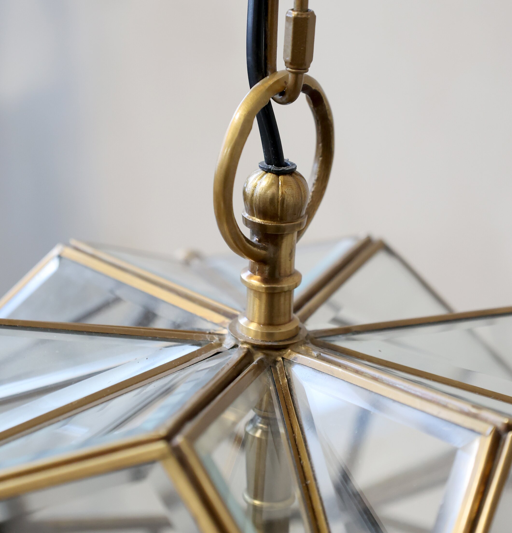 Taklampa Antik Mässing från Chic Antique i detaljrik design