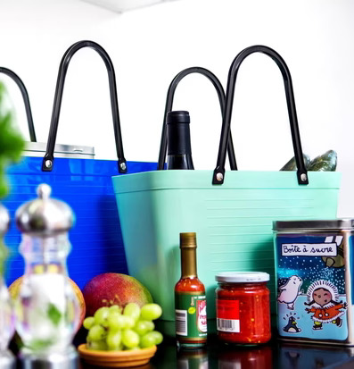 Väska Liten Hinza Mint från Hinza i en livlig köksmiljö