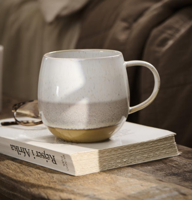 Mugg Stengods Senapsgul från IB Laursen på bok med glasögon