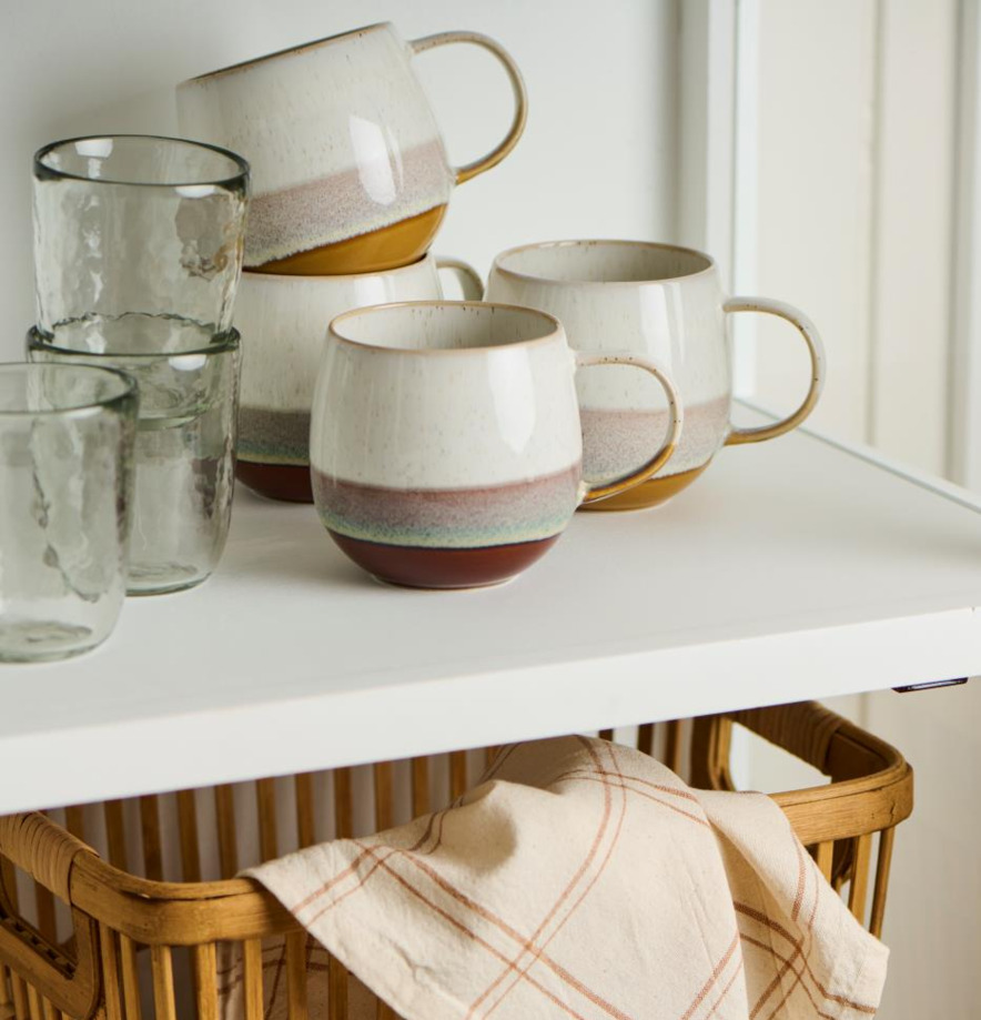 Mugg Stengods Senapsgul från IB Laursen i ett ljust kök