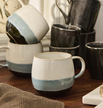 Mugg Stengods Blå från IB Laursen på ett rustikt matbord