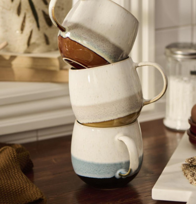 Mugg Stengods Blå från IB Laursen i lantlig köksmiljö