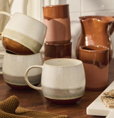 Mugg Stengods Brun från IB Laursen i hemtrevlig köksmiljö