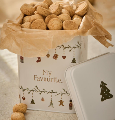 Bild av nostalgisk plåtburk med julkänsla och kakor