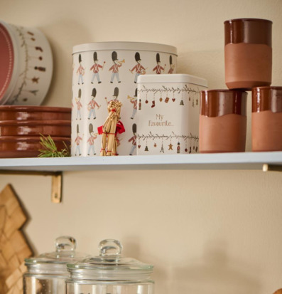 Foto av hemtrevlig hylla med charmiga dekorationer