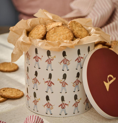 Foto av dekorativ burk med paradvakter och kakor