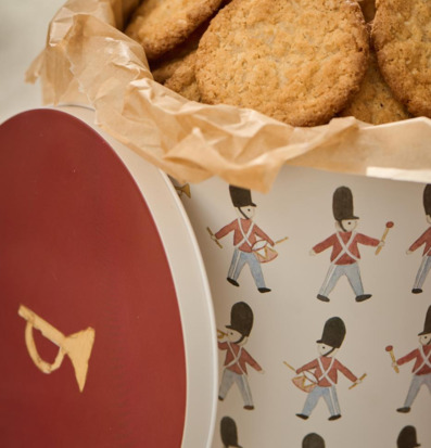 Foto av rund plåtburk med charmiga soldatmotiv