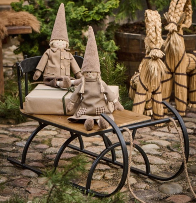 Kälke Deco Natur/Svart från IB Laursen omgiven av grönska