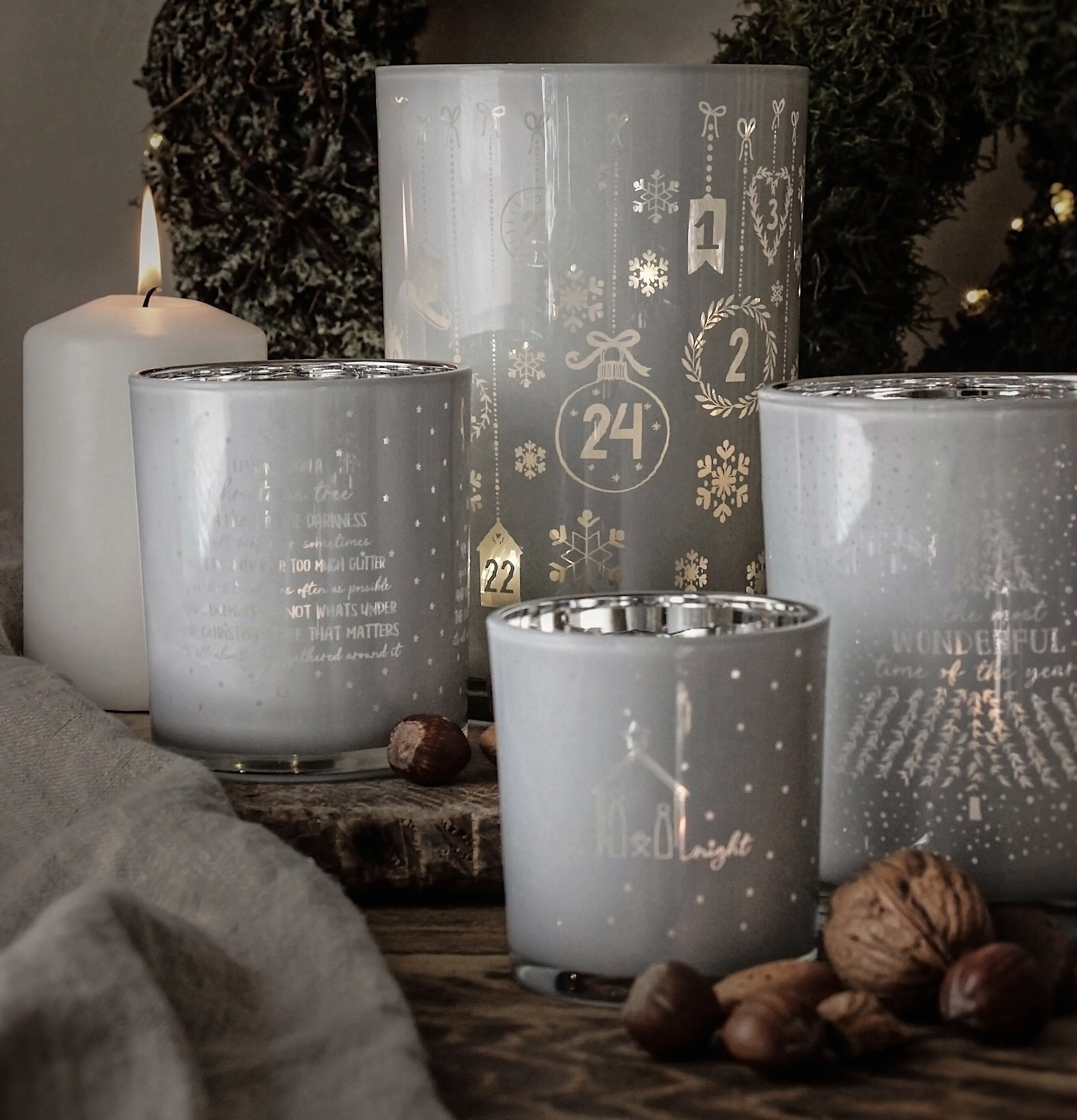 Foto av harmoniskt arrangerade ljuslyktor och dekorationer