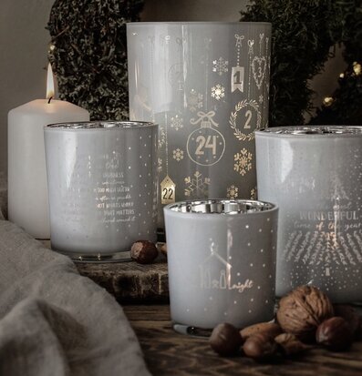 Foto av harmoniskt arrangerade ljuslyktor och dekorationer